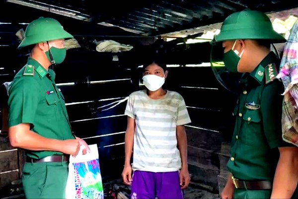 Đội mưa giúp đồng bào chằng chống nhà cửa phòng, chống bão số 5 - Anh 4