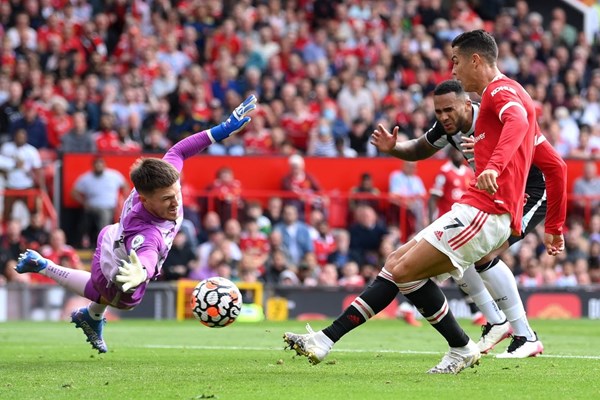 Màn ra mắt đầy cảm xúc của Ronaldo tại Man Utd - Anh 1