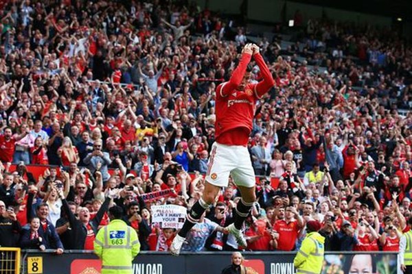 Màn ra mắt đầy cảm xúc của Ronaldo tại Man Utd - Anh 2