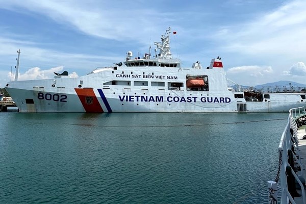 Xuyên đêm cứu 13 người trên tàu kéo sà lan gặp sự cố khi vào đảo Lý Sơn trú bão - Anh 2