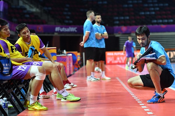 Tuyển Futsal Việt Nam tập làm quen sân, chuẩn bị thi đấu với Brazil - Anh 2