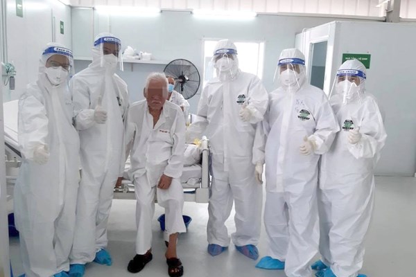 “Ông ngoại 83 mùa xuân” khỏi bệnh Covid-19 về với gia đình - Anh 1