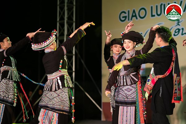 Niềm đam mê yêu múa của thầy giáo dân tộc Thái - Anh 3