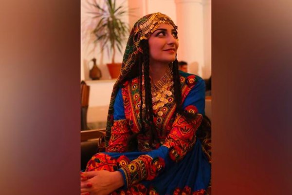 Phụ nữ Afghanistan phản đối lệnh trùm khăn đen của Taliban - Anh 4