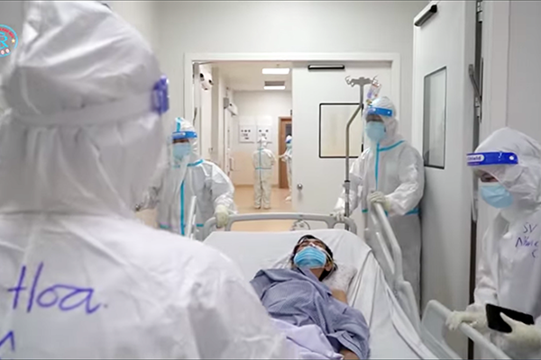 Lần đầu tiên, mổ cấp cứu thành công ca ung thu đại tràng tại Bệnh viện hồi sức Covid-19 - Anh 1