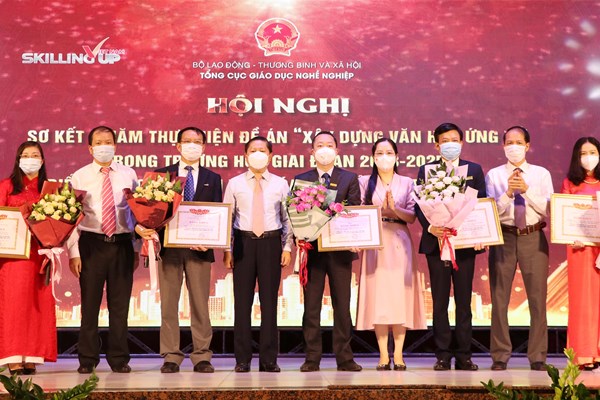 Tăng cường xây dựng văn hóa ứng xử trong trường học, gia đình và xã hội - Anh 2
