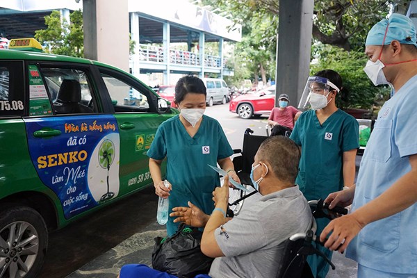 Ngày càng nhiều bệnh nhân Covid-19 nặng và nguy kịch được chữa khỏi bệnh - Anh 3