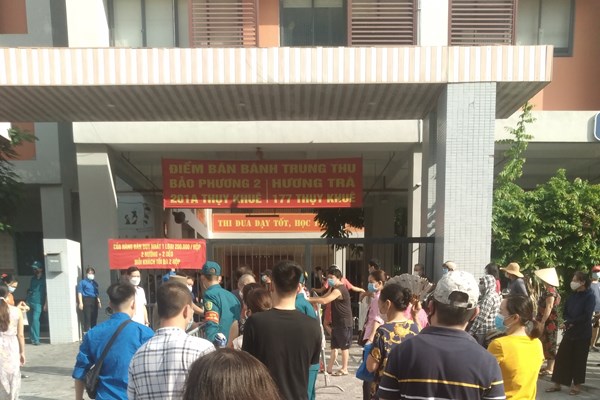 Người Hà Nội xếp hàng mua bánh Trung Thu tại trường tiểu học - Anh 1