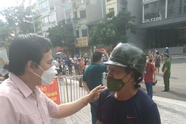 Người Hà Nội xếp hàng mua bánh Trung Thu tại trường tiểu học - Anh 9