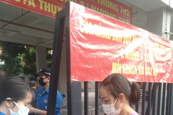 Người Hà Nội xếp hàng mua bánh Trung Thu tại trường tiểu học - Anh 2