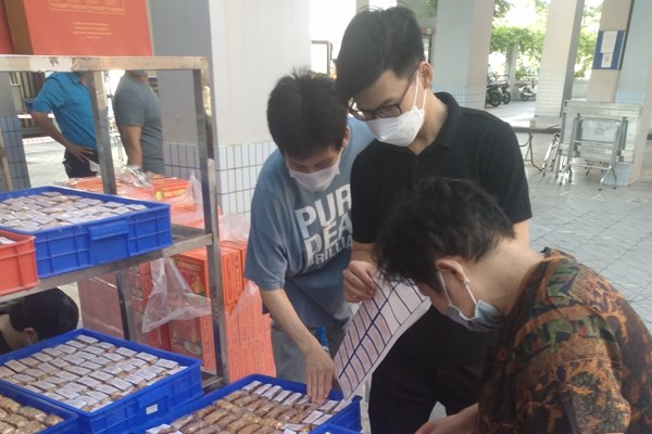 Người Hà Nội xếp hàng mua bánh Trung Thu tại trường tiểu học - Anh 5