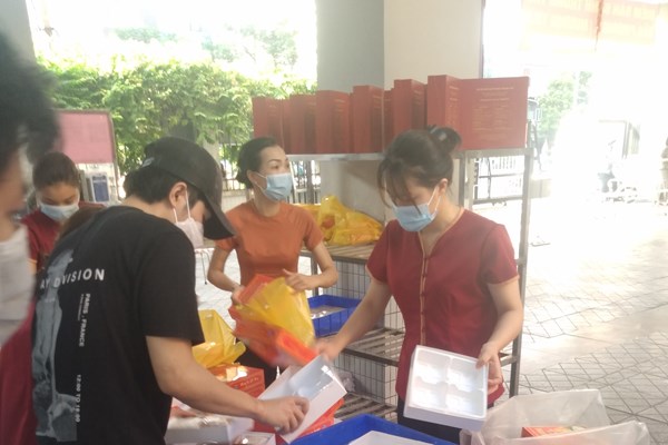 Người Hà Nội xếp hàng mua bánh Trung Thu tại trường tiểu học - Anh 6