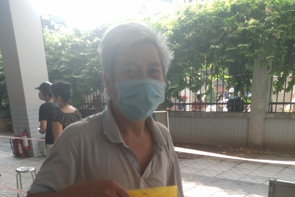 Người Hà Nội xếp hàng mua bánh Trung Thu tại trường tiểu học - Anh 7
