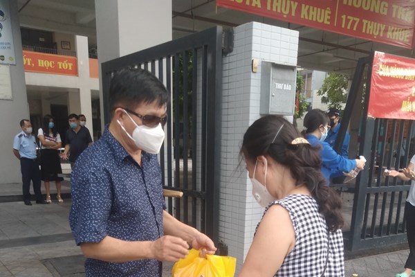Người Hà Nội xếp hàng mua bánh Trung Thu tại trường tiểu học - Anh 8