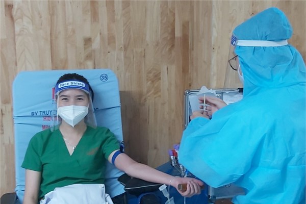 Lực lượng y tế tuyến đầu sẻ chia những giọt máu hồng - Anh 2