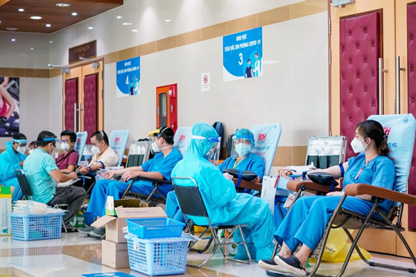 Lực lượng y tế tuyến đầu sẻ chia những giọt máu hồng - Anh 1