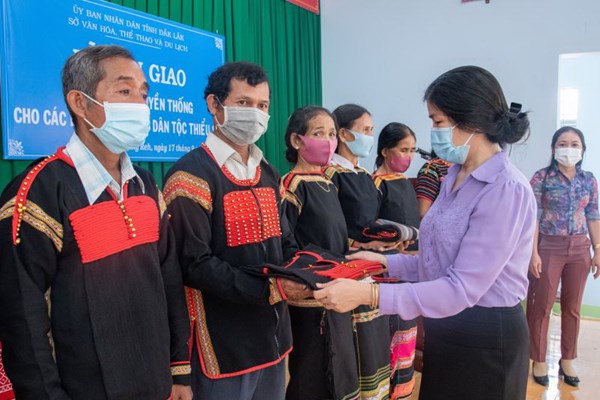 Đắk Lắk cấp trang phục truyền thống cho các buôn, làng - Anh 1