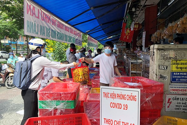 TP.HCM: Shipper tăng gấp 5 lần khiến các trạm y tế quá tải xét nghiệm - Anh 4