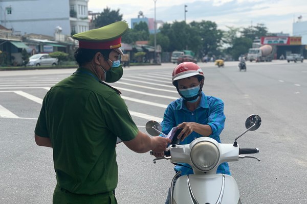 Quảng Ngãi: Người tiêm đủ 2 mũi vắc xin phòng Covid-19 được phép ra đường - Anh 2
