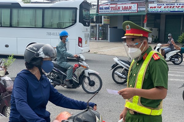 Quảng Ngãi: Người tiêm đủ 2 mũi vắc xin phòng Covid-19 được phép ra đường - Anh 1