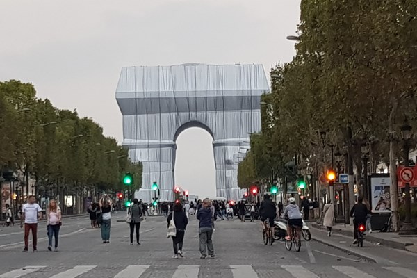 Công trình nghệ thuật “đoản thọ” nổi tiếng thu hút du khách giữa Paris - Anh 6