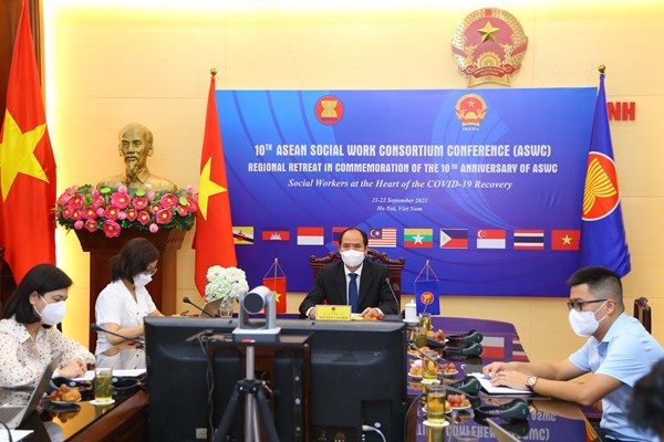Nhân viên công tác xã hội là trung tâm của quá trình phục hồi Covid-19 - Anh 1