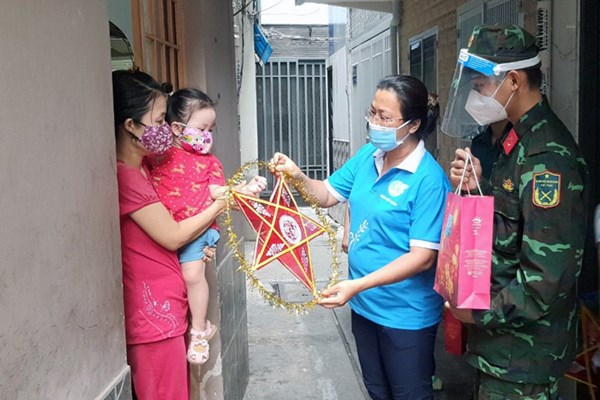 Đón Trung thu đặc biệt cùng các chú bộ đội, chiến sĩ áo trắng - Anh 3