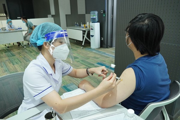 TP.HCM cần thêm 10 triệu bộ kit test nhanh và 6 triệu liều vắc xin Covid-19 - Anh 2