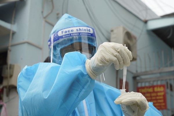 TP.HCM cần thêm 10 triệu bộ kit test nhanh và 6 triệu liều vắc xin Covid-19 - Anh 1