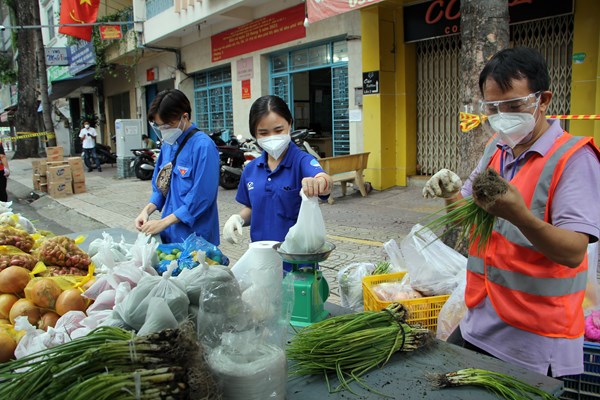Người dân đi chợ… dã chiến - Anh 2