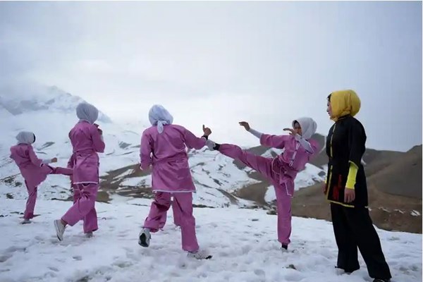 VĐV tại Afghanistan: Chúng tôi phải chôn trang phục thi đấu của mình - Anh 1