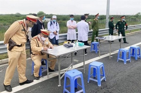 Tăng cường kiểm soát trật tự an toàn giao thông gắn với phòng chống dịch Covid-19 - Anh 1