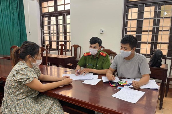 Bắt giữ cô gái lừa bán “suất” tiêm vắc xin phòng Covid-19 - Anh 1