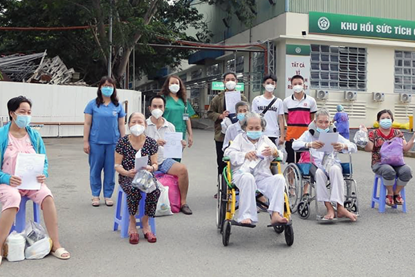 Dốc toàn lực cứu các bệnh nhân Covid-19 nặng - Anh 2