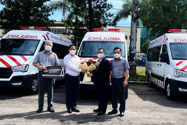 Tập đoàn Hưng Thịnh: Tặng ngành y tế Bình Định 4 xe cứu thương phục vụ chống dịch - Anh 1