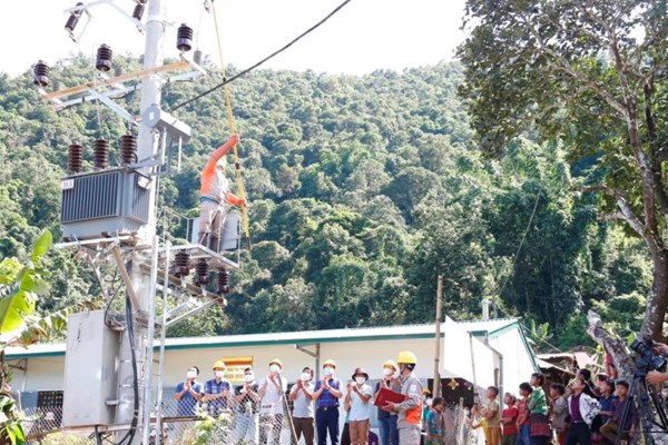 Quan tâm đầu tư phát triển toàn diện vùng đồng bào các dân tộc thiểu số và miền núi - Anh 1