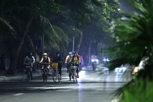 Người dân Hà Nội háo hức được đi tập thể dục, thể thao - Anh 1