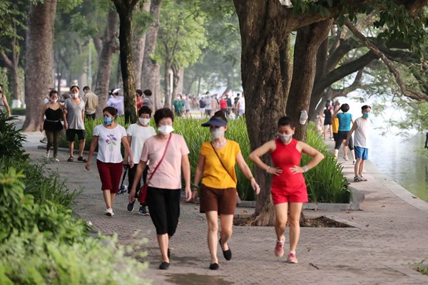 Người dân Hà Nội háo hức được đi tập thể dục, thể thao - Anh 13
