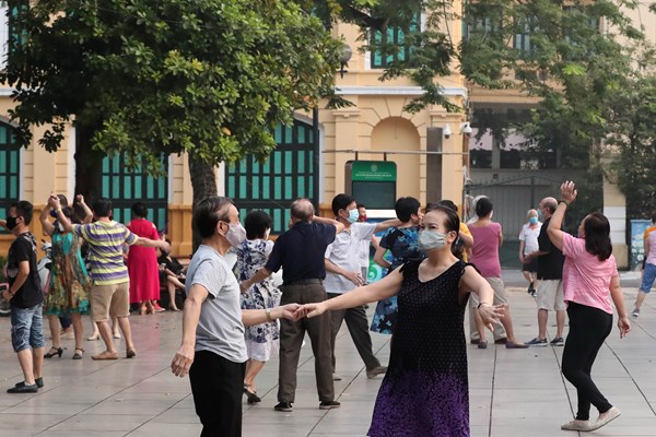 Người dân Hà Nội háo hức được đi tập thể dục, thể thao - Anh 16