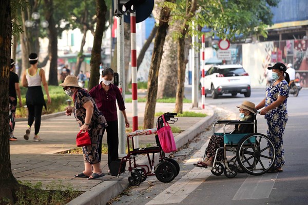 Người dân Hà Nội háo hức được đi tập thể dục, thể thao - Anh 17