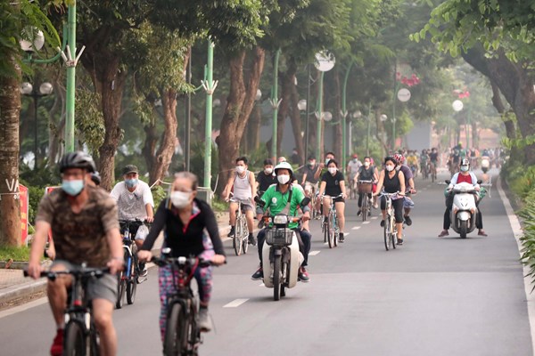 Người dân Hà Nội háo hức được đi tập thể dục, thể thao - Anh 5