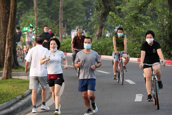 Người dân Hà Nội háo hức được đi tập thể dục, thể thao - Anh 6