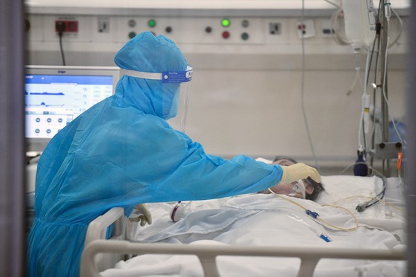 TP.HCM: Cơ cở y tế tư nhân không được thu thêm chi phí điều trị Covid-19 - Anh 1