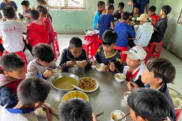 Học sinh DTTS bị cắt chính sách hỗ trợ: Làm gì để giữ những bước chân đến trường? - Anh 1