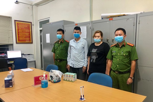 Công an Hà Nội giúp người phụ nữ tâm thần đi lạc về lại với gia đình - Anh 1