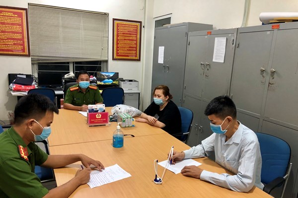 Công an Hà Nội giúp người phụ nữ tâm thần đi lạc về lại với gia đình - Anh 2