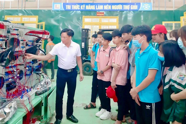 Xây dựng văn hóa ứng xử trong trường học ​​​​​​​: Trang bị kỹ năng sống, gắn kết tình thầy trò - Anh 1