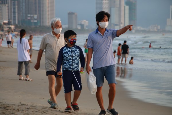 Sau gần ba tháng “cấm túc”, người dân Đà Nẵng thỏa thích tắm biển - Anh 1