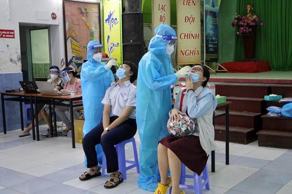 Học sinh “mắc kẹt” ở vùng dịch nóng lòng quay lại trường - Anh 1