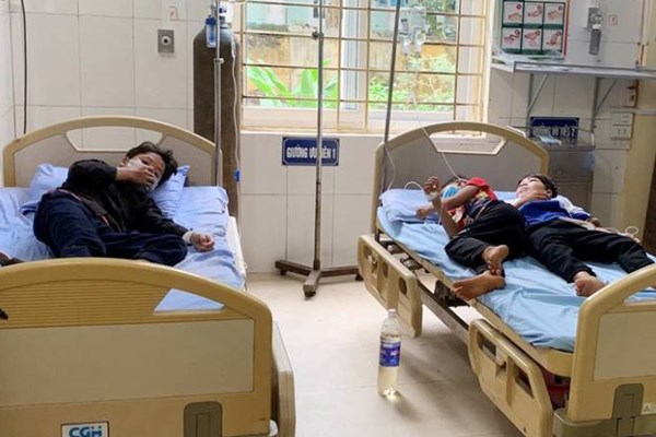 Lào Cai: 17 học sinh ngộ độc do ăn quả hồng châu, một trẻ tử vong - Anh 1